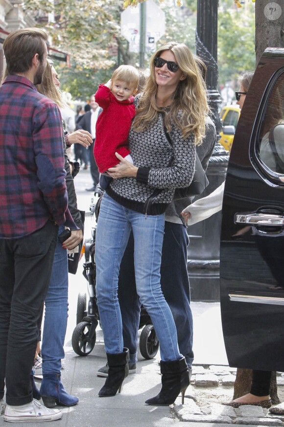 Gisele Bündchen et sa fille Vivian heureuses dans les rues de West Village, à New York, le 19 octobre 2013
