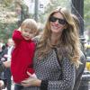 Gisele Bündchen, très souriante, et sa fille Vivian se promènent dans West Village, à New York, le 19 octobre 2013