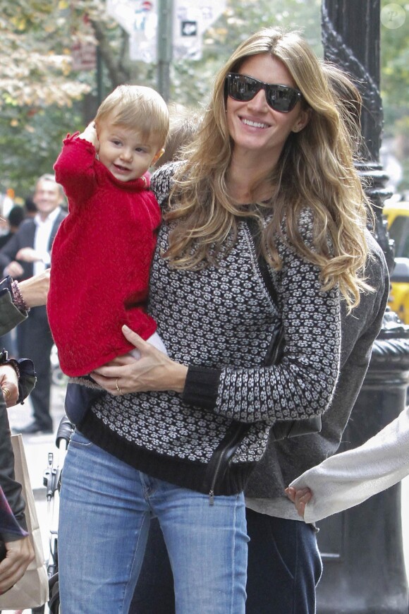 Gisele Bündchen, très souriante, et sa fille Vivian se promènent dans West Village, à New York, le 19 octobre 2013