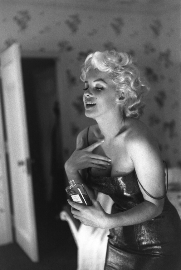 Marilyn Monroe se parfumant, lors d'une séance de photographie avant la première de la pièce de théatre "Une chatte sur un toit brûlant" de Tenessee Williams, 1955
Ed Feingersh
