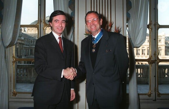 Philippe Douste-Blazy remet les insignes de commandeur de l'ordre national du mérite en 1995