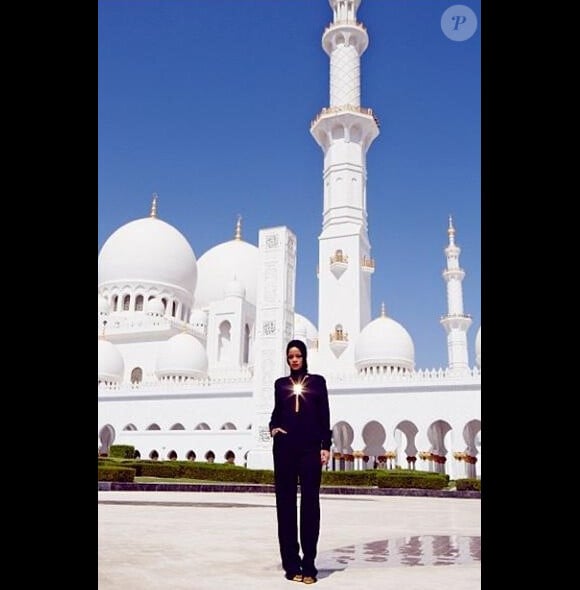 Rihanna s'est vue demander de quitter le complexe de la grande mosquée d'Abou Dhabi après une séance photo jugée "inappropriée", le 20 octobre 2013.