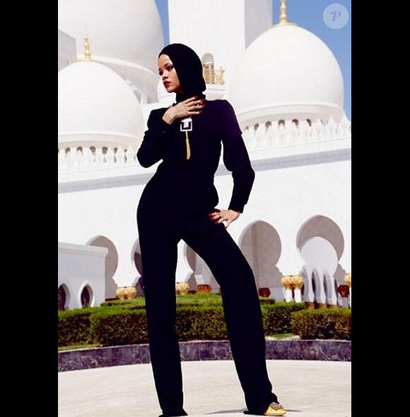 Rihanna devant la grande mosquée d'Abou Dhabi, le 20 octobre 2013.