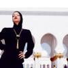 Rihanna a pris la pose devant la grande mosquée d'Abou Dhabi, le 20 octobre 2013.