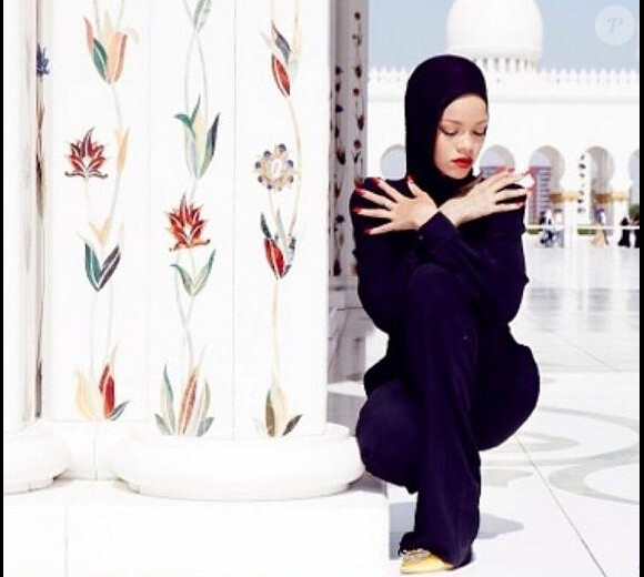 Rihanna s'est illustrée devant la grande mosquée cheikh Zayed d'Abou Dhabi, le 20 octobre 2013.