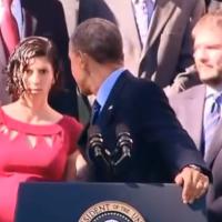 Barack Obama : Quand le président joue les secouristes en plein discours...