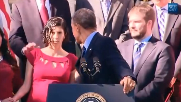 Barack Obama : Quand le président joue les secouristes en plein discours...