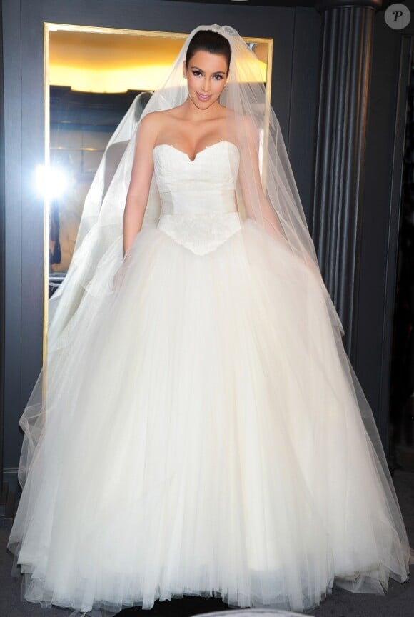 Kim Kardashian, en robe de mariée Vera Wang à New York. Juin 2011.