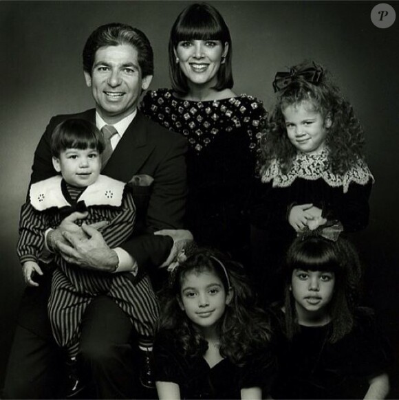 Photo de famille postée par Kim Kardashian avec son père Robert, Kris Jenner et leurs trois autres enfants Robert Jr, Kourtney (en bas à droite) et Khloé (au-dessus).