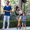 Scott Disick, Kourtney Kardashian et leurs deux enfants Mason et Penelope à Los Angeles. Le 12 octobre 2013.