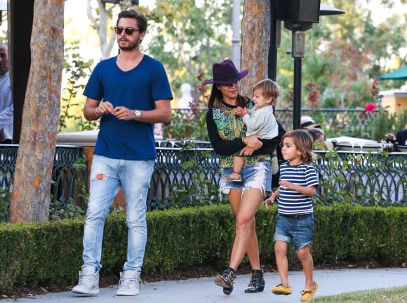 Scott Disick, Kourtney Kardashian et leurs deux enfants Mason et Penelope à Los Angeles. Le 12 octobre 2013.
