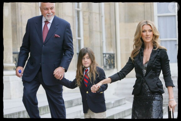 René-Charles accompagné de son père René Angélil à l'Elysée où sa mère Céline Dion a reçu l'insigne de Chevalier de la légion d'honneur à Paris, le 23 mai 2008.