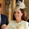 Le prince George de Cambridge dans les bras de sa mère la duchesse Catherine de Cambridge au palais Saint James lors de son baptême le 23 octobre 2013