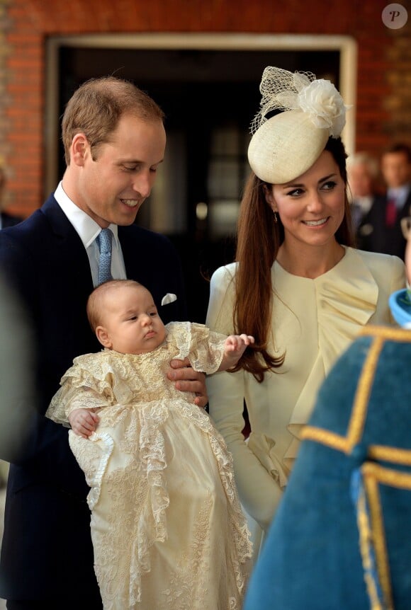 Le prince William et la duchesse de Cambridge célébraient dans l'intimité le baptême de leur fils le prince George de Cambridge, 3 mois, le 23 octobre 2013 au palais Saint James, à Londres.