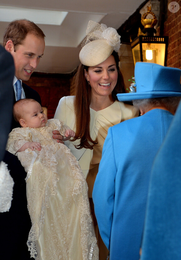 La reine Elizabeth II retrouve son arrière-petit-fils le prince George. Le prince William et la duchesse de Cambridge célébraient dans l'intimité le baptême de leur fils le prince George de Cambridge, 3 mois, le 23 octobre 2013 au palais Saint James, à Londres.