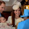 La reine Elizabeth II retrouve son arrière-petit-fils le prince George. Le prince William et la duchesse de Cambridge célébraient dans l'intimité le baptême de leur fils le prince George de Cambridge, 3 mois, le 23 octobre 2013 au palais Saint James, à Londres.
