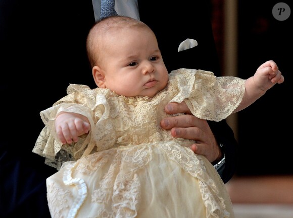 Le prince George de Cambridge, trois mois et un jour, au palais Saint James lors de son baptême le 23 octobre 2013