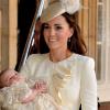 Kate Middleton au palais Saint James avec son fils le prince George de Cambridge lors de son baptême le 23 octobre 2013