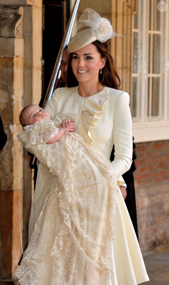 Kate Middleton au palais Saint James avec son fils le prince George de Cambridge lors de son baptême le 23 octobre 2013