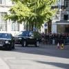 Ambiance aux abords du palais Saint James le 23 octobre 2013 pour le baptême du prince George de Cambridge.