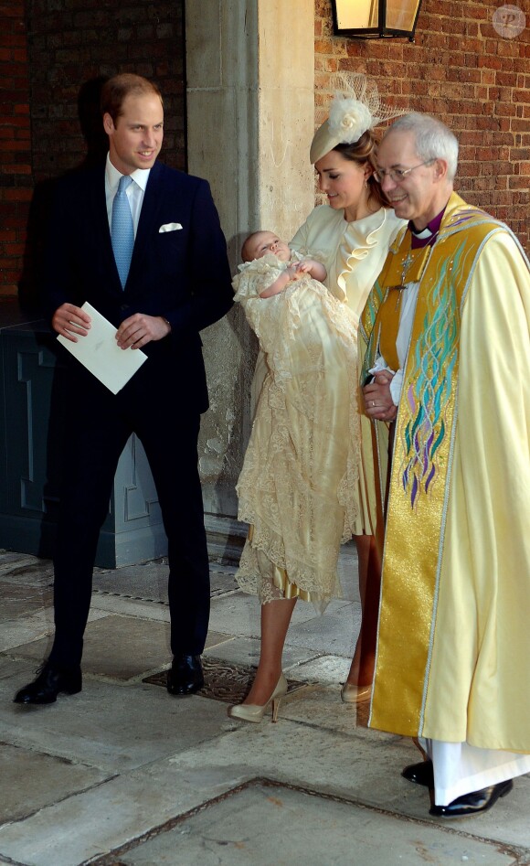 L'archevêque de Canterbury accueille le prince William et Kate Middleton avec le prince George pour son baptême le 23 octobre 2013 au palais Saint James, à Londres.