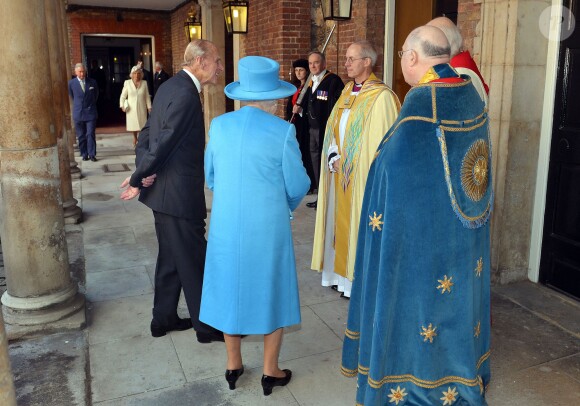 La reine Elizabeth II et le duc d'Edimbourg accueillis par l'archevêque de Canterbury et l'évêque de Londres au baptême du prince George de Cambridge, 3 mois, le 23 octobre 2013 au palais Saint James, à Londres.