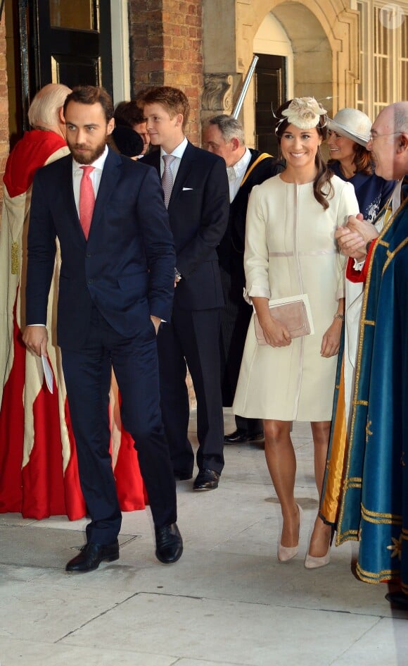 Pippa et James Middleton à la chapelle royale pour le baptême du prince George de Cambridge, 3 mois, le 23 octobre 2013 au palais Saint James, à Londres.