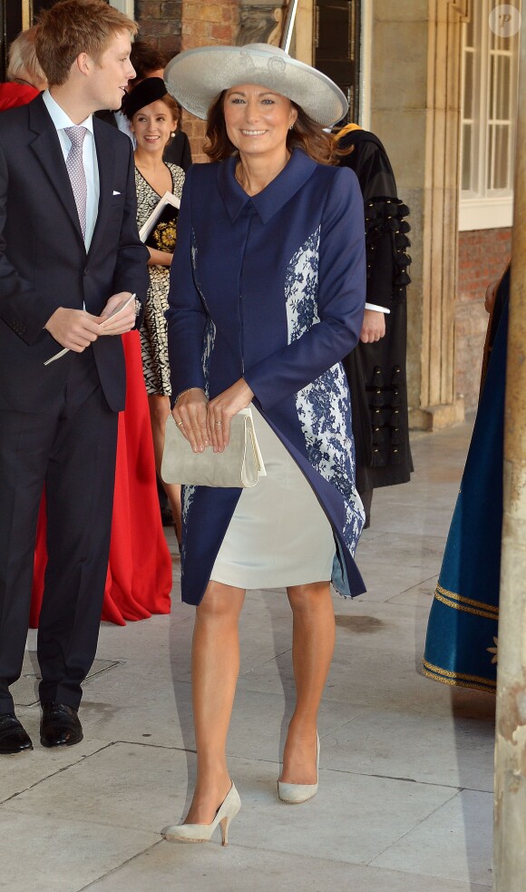 Carole Middleton à la sortie de la chapelle royale au baptême du prince George de Cambridge, 3 mois, le 23 octobre 2013 au palais Saint James, à Londres.