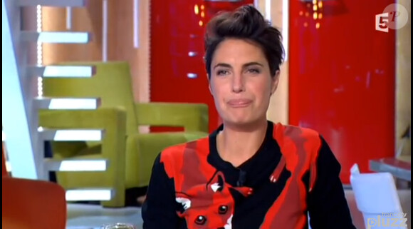 Alessandra Sublet savoure une purée lors de son passage sur le plateau de C à vous, le mercredi 23 octobre 2013.