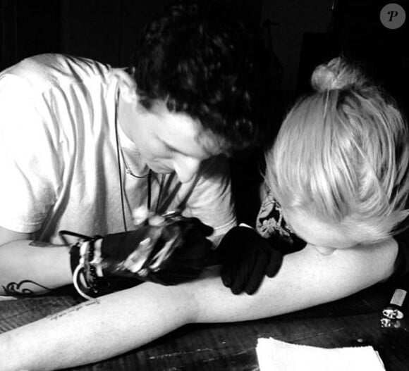 Lindsay Lohan se fait tatouer à New York, octobre 2013.