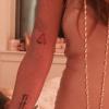Lindsay Lohan montre son nouveau tatouage fait à New York, octobre 2013.
