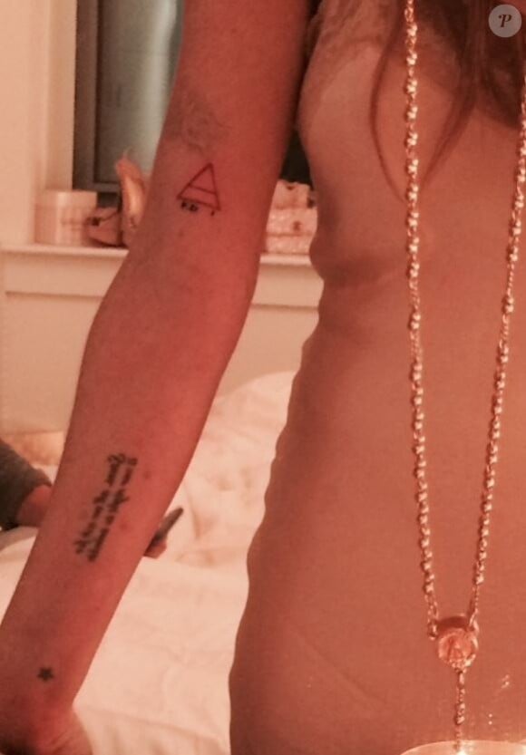 Lindsay Lohan montre son nouveau tatouage fait à New York, octobre 2013.