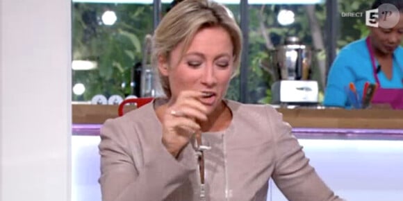 Jeudi 24 octobre, sur le plateau de "C à vous" sur France 5, la présentatrice Anne-Sophie Lapix a été victime d'un nouveau fou rire.