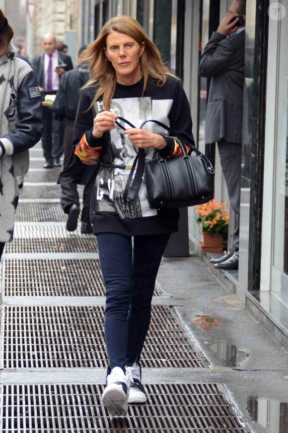 Anna Dello Russo surprise dans les rues de Milan, porte un pull et un sac Givenchy (modèle Lucrezia), un jean et des baskets adidas Originals by Jeremy Scott. Le 24 octobre 2013.