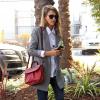 Jessica Alba, chic et preppy pour une séance shopping chez Bel Bambini à West Hollywood, porte un sac Dompteuse Messenger par Christian Louboutin. Le 24 octobre 2013.