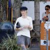 Rosie Huntington-Whiteley quitte un restaurant à Los Angeles, vêtue d'un pull Balmain, d'une pochette Chanel et de bottes Stuart Weitzman assorties à sa jupe. Le 23 octobre 2013.