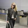 Rosie Huntington-Whiteley débarque à LAX, l'aéroport de Los Angeles, vêtue d'une veste Balmain, d'un pantalon AG Adriano Goldschmied, d'un sac Givenchy (modèle Antigona) et de bottines noires. Le 18 octobre 2013.