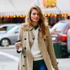 Jessica Hart, mannequin preppy dans les rues de New York avec un indémodable trench-coat Burberry. Le 22 octobre 2013.