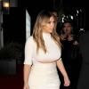 Kim Kardashian quitte le restaurant Spago à Beverly Hills, habillée d'un ensemble crème Nina Ricci. Los Angeles, le 24 octobre 2013.