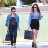 Kourtney Kardashian quitte une boutique Maxfield avec sa petite soeur Khloé à Los Angeles. La star de télé-réalité de 34 ans porte une veste en jean 7 for All Mankind, un débardeur en cuir Blaque Label, un pantalon à carreaux H&M, un sac Hermès (modèle Birkin) et des sandales Alexander Wang. Le 17 octobre 2013.