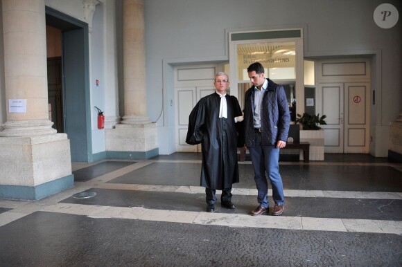 Exclusif - Thomas Menant (L'Amour est dans le pré 8) et son avocat, au tribunal d'Amiens, dans la Somme, le vendredi 6 septembre 2013.