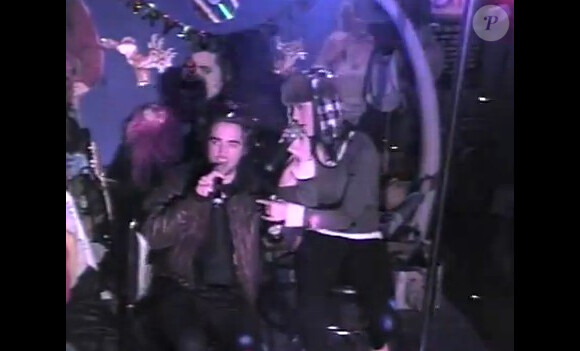 Katy Perry et Robert Pattinson ivres lors d'un karaoké.