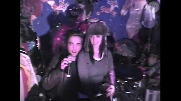 Katy Perry et Robert Pattinson ivres lors d'un karaoké.