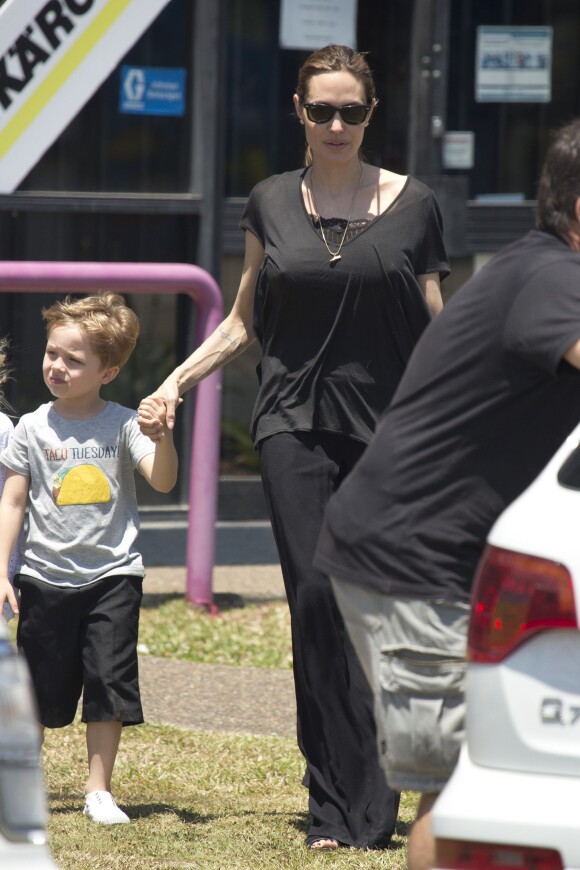 Angelina Jolie est allée acheter des décorations d'Halloween avec trois de ses enfants, Pax, Vivienne et Knox (avec une nouvelle coupe), dans le Queensland sur la Gold Coast (Australie,) le 27 octobre 2013.