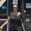 Angelina Jolie est allée acheter des décorations d'Halloween avec trois de ses enfants, Pax, Vivienne et Knox (avec une nouvelle coupe), dans le Queensland sur la Gold Coast (Australie,) le 27 octobre 2013.