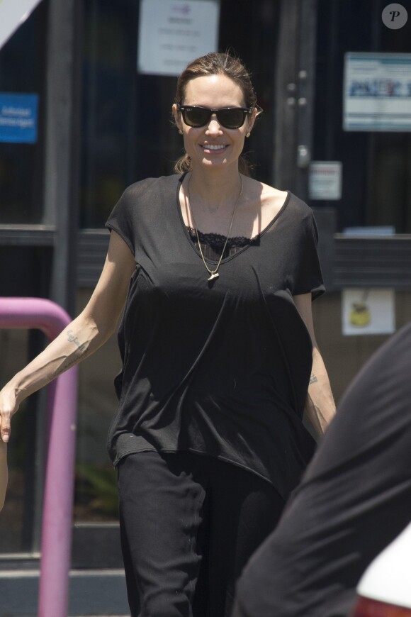 Angelina Jolie radieuse, est allée acheter des décorations d'Halloween avec trois de ses enfants, Pax, Vivienne et Knox (avec une nouvelle coupe), dans le Queensland sur la Gold Coast (Australie,) le 27 octobre 2013.