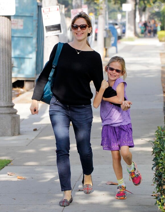 Jennifer Garner et Violet, complices en balade à Santa Monica, Los Angeles, le 25 octobre 2013.