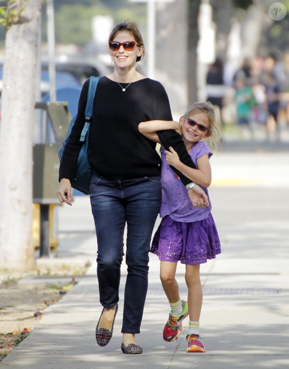 Jennifer Garner et Violet, complices en balade à Santa Monica, Los Angeles, le 25 octobre 2013.