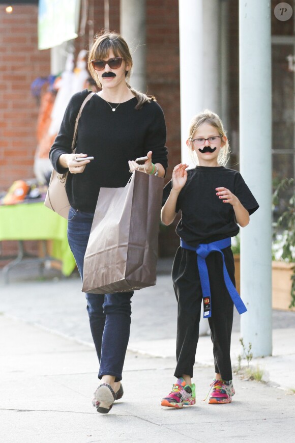 Jennifer Garner et Violet arborent des fausses moustaches en sortant d'un magasin pour Halloween à Los Angeles, le 25 octobre 2013.