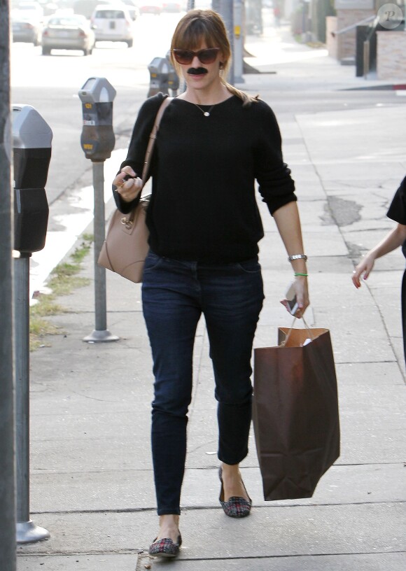 Jennifer Garner et Violet arborent des fausses moustaches en sortant d'un magasin pour Halloween à Los Angeles, le 25 octobre 2013.